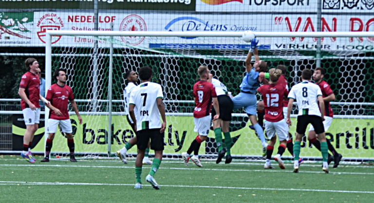 FC Rijnvogels met de hakken over de Scheveningse sloot