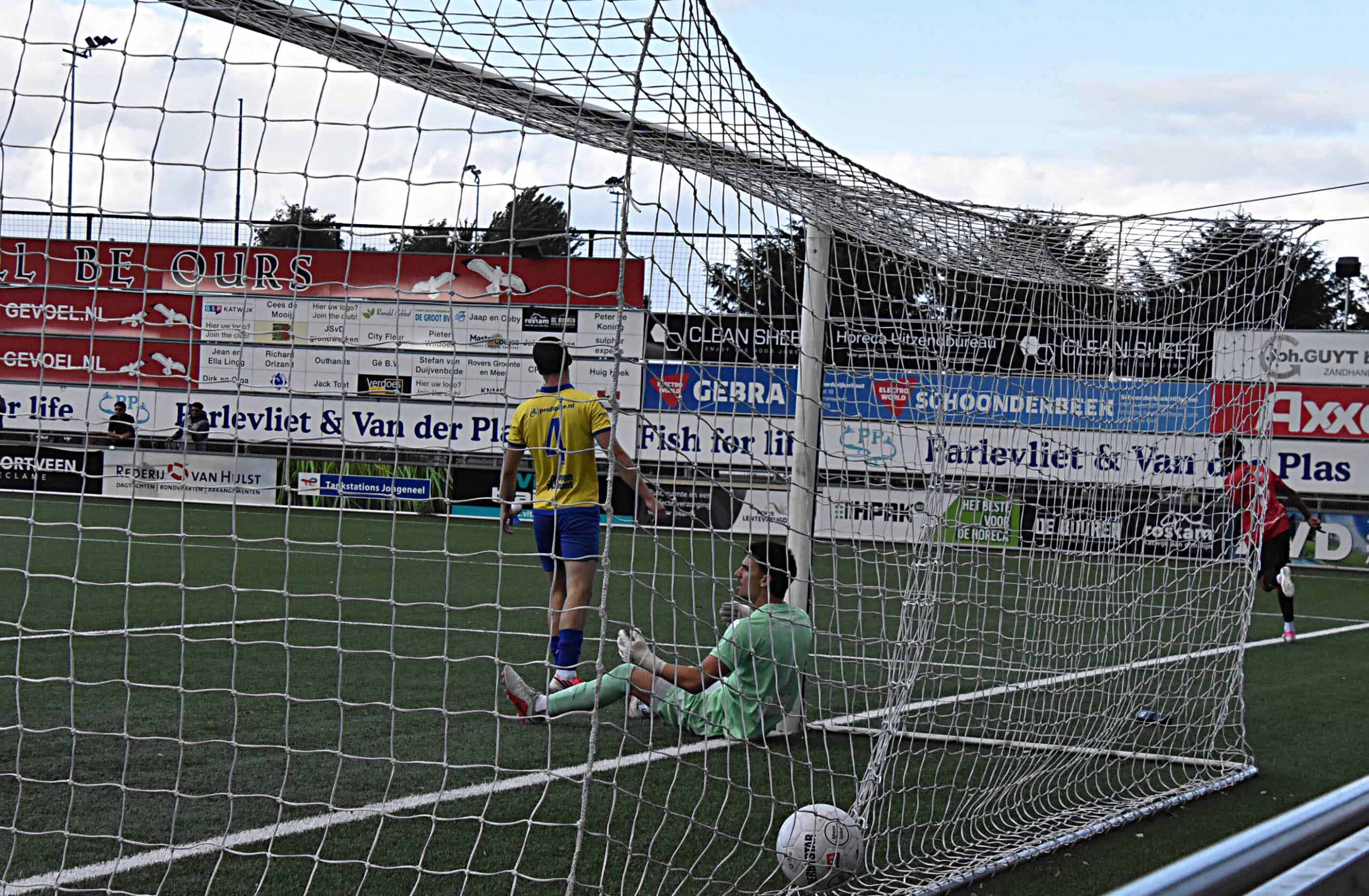 Vogels winnen na doelpuntrijk spektakel